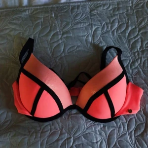  - Superfin oanvänd bikiniöverdel från Hünkemöller i strl 80c, säljes pga fel storlek. 120kr inkl spårbar frakt 😊  Finns i Karlstad. 