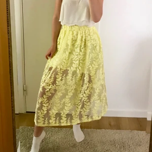  - Gul spetskjol inköpt från boohoo med prislappen kvar, aldrig använd. Finns att hämta i Linköping city eller skickas med frakt 40kr. (Betalning sker via Swish) 