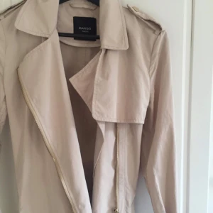  - En jättefin slutsåld trenchcoat från mango. Helt i nyskick. Frakt tillkommer 🌸