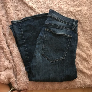  - Välanvända jeans från gap, längden på jeansen står inte men jag är 172 och dom går ner till fötterna så dom sitter svinbra, tajt om låren. Modellen är då BOOTCUT. Köparen står för frakt, endast swish:)