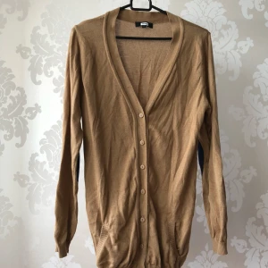  - Långkofta med knappar. Bra skick. 