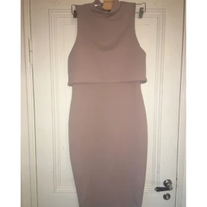  - Knälång klänning (för mig som är 178 cm) i färgen mauve! Aldrig använd och den har bara hängt i min garderob i ett år. Tar swish✨