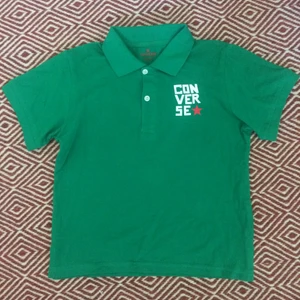  - en converse piké med ett stort påsytt märke på ryggen, köptes ny och har används 1 gång. tyget är lite ljusare i verkligheten. den är en ganska lite M tröja så bör utan problem sitta lika bra på en S.köparen står för frakten som landar på 36kr💌