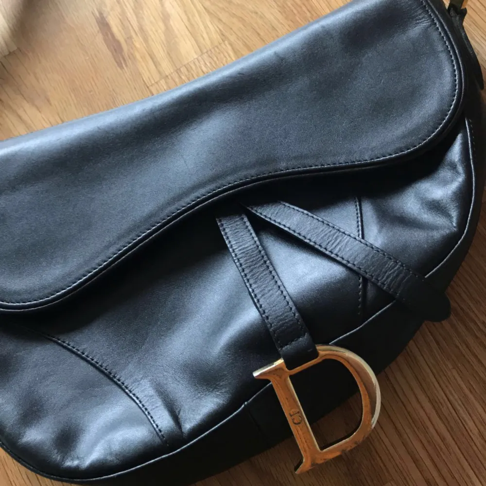 En svart Christian Dior väska använda lite .. Väskor.