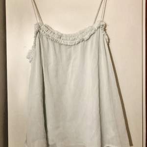Mintgrönt linne från Gina tricot, jättefint & perfekt till sommaren med vit nederdel🌸💐 frakt; 30kr