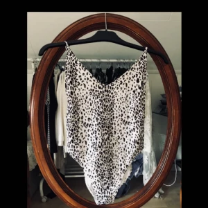  - Superläcker baddräkt från HM i storlek 38, men passar en 36 bättre eller en mindre 38:a😊 jag är 170 och har ganska stora boobies och denna HELT OANVÄNDA baddräkt passar inte mig. Trosskyddet finns kvar och den är i perfekt skick! Frakt ca 20kr⭐️