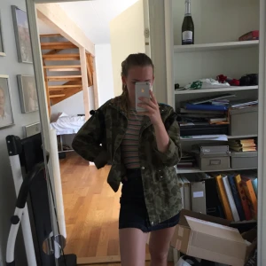  - Världens coolaste jacka! Jag på bilden är en XS och köpte en M för att ha den oversized. Skitball, men tyvärr bär jag inte upp den bra nog. Frakt står köparen för!