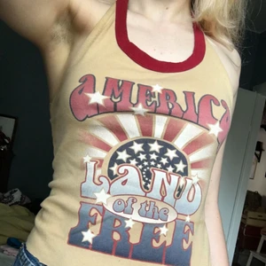 Linne - Kul linne från USA med texten ”AMERICA LAND OF THE FREE” på framsidan. Köpt i USA på en second hand affär men aldrig kommit till användning. Köpare står för ev frakt (ca 14kr) Spana gärna in mina andra annonser för samfrakt!