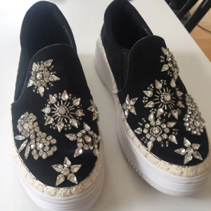  - Aldrig använda då kag tyvärr insett att de är för stora. Står att dom är 37 men skulle gissa att de passar bäst åt en 38a eller stor 37a. Endast provade inomhus. Nypris 799:-.Såå fina!