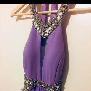  - Lila festklänning, 36, som nya. Med stener