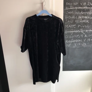  - Svart oversized tröja (funkar också som klänning) i krossat sammet från Monki, den är så gott som ny då jag knappt använt den! Köparen står för frakt🌸 (priset går att diskuteras)