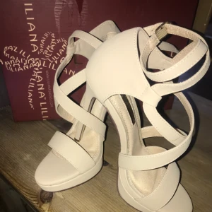 Beige sandaletter - Säljer mina ögonstenar eftersom de tyvärr inte passade.. Beige högklackade sandaletter, endast provade inomhus. 