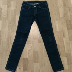  - Jeans från H&M, sparsamt använda. Tar Swish, 50 kronor plus frakt. 