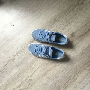  - Adidas Campus. Inte slitna alls, bara lite smutsiga. Använda ca 10 gånger. Möts gärna i Sthlm. Annars går frakten på va 90 kr. :) 