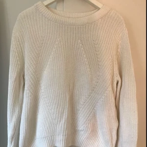  - Fin genser til sene sommerkvelder eller nå på våren. Aldri brukt!