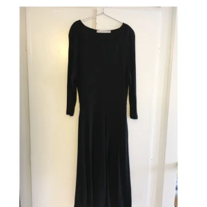  - Casual Klänning från & other stories! Storkek 34. Sparsamt använd, resår i midjan. Tyget känns lyxigt och tjusigt när man bär den, ett fint fall. Kan mötas i Stockholm, eller skicka men då betalar du frakten. Swish is queen 👸 