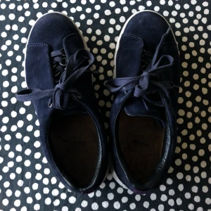  - Coola EYTYS modell ”dojan” i marinblåååT! 🌊  (Finns att hämta i Sthlm!!)