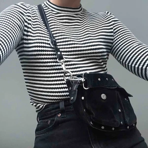  - Säljer en svart vit mönstrad tröja ifrån märket cooperative. Köpt i Paris för 2 år sedan men har tyvärr inte kommit till användning. Möts upp på Södermalm/fraktar storleken skulle jag säga fungerar på dig som är XS-M då den är väldigt stretchig