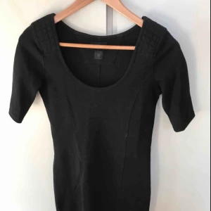  - Figursydd klänning från Tiger of Sweden