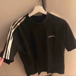  - Vintage Adidaströja! Passar xs och uppåt beroende på hur man vill att den ska sitta 🥰  📬 Frakt 54 kr