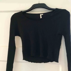  - Svart ribbad tröja i lite kortare modell. Storlek s från Nelly. Aldrig använd.   Eventuell frakt betalas utav köparen.