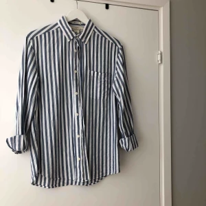  - Randig skjorta från herravdelningen, LOGG, på HM. I storlek S. 100% bomull!
