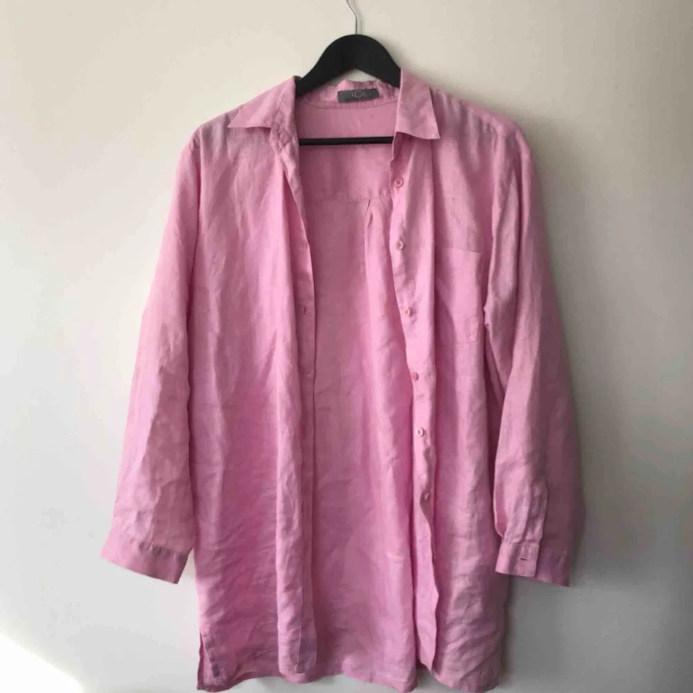 Rosa linneskjorta, superfint skick! Köparen står för frakt 40kr.. Skjortor.