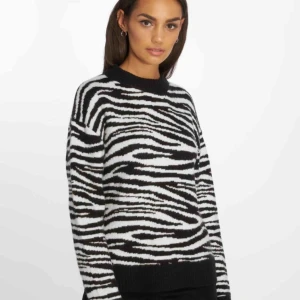  - Stickad tröja köpt i london. Bra skick, säljer pga inte min stil längre. Köpare står för frakt