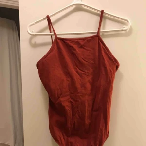  - Roströd body från Topshop, jättefin i ryggen!