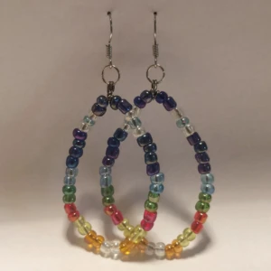 Örhängen i glaspärlor - ✨Handgjorda örhängen i färgglada glaspärlor ✨