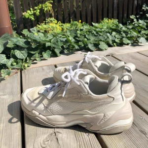  - Sneakers från Puma, modell ”puma thunder desert”, i fint skick! Säljes pga använder de inte. Har haft de i ett år men har använt de väldigt sällan och har hållits välskötta, frakt tillkommer. Original pris cirka 1200kr