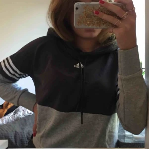 Adidas hodie - Adidas hodie. Aldrig använd, bra skick. 🦭