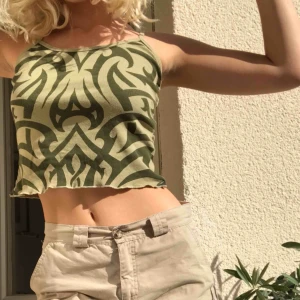  - Linne! Grönt, mönstrat. 20 kronor frakt tillkommer. ❤️