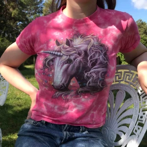  - Superfin tie dye-topp med korta ärmar i rosa med unicorn-tryck i ljuslila • 100% bomull, tjockare tyg • i barnstorlek 130 men sitter som en XS • mkt bra skick, sömmen längst ned på sidan har gått upp en aning, se sista bilden 