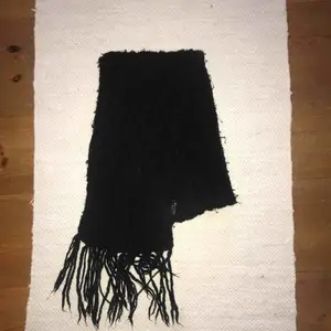 Svart lång stickad halsduk
