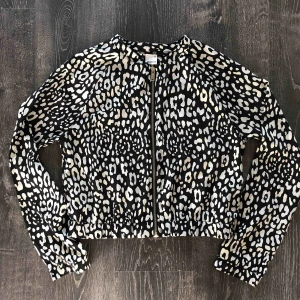  - Leo jacka ifrån Gina 