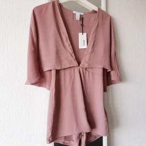 PlaySuit nelly  - Helt ny playsuit som är köpt på Nelly.com. De är i storlek 36 och har alla lapparna kvar då jag aldrig använt den. Har däremot testat den och den sitter väldigt snyggt, den passar desvärre inte längre så hoppas någon annan kan ha nytta utav den!