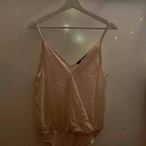  - Säljer denna super söta blus body från bikbok, knappt använd! (Frakt tillkommer)✨