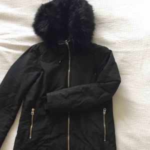  -  Svart Vinterjacka stl S från ZARA. 