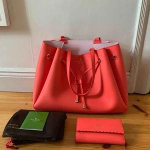  - Knappt använda Kate Spade väska och matchande plånbok. Tillsammans 2300, separat väska 1900, plånbok 600. Pris kan diskuteras. Upphämtning i Sthlm 💛