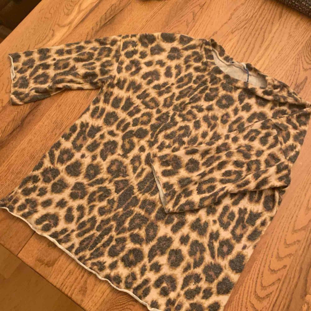 leopard tröja från Zara i mjukt material, använd fåtal gånger. Storlek S. Tröjor & Koftor.