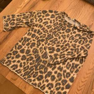 leopard tröja från Zara i mjukt material, använd fåtal gånger. Storlek S