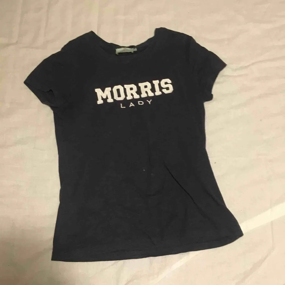 Marinblå Morris t-shirt, sparsamt använd. T-shirts.