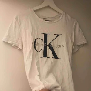  - Flitigt använd med två hål i armhålorna Storlek S Fraktar gärna men står ej för frakten Tar swish Nypris: 599kr Bud är ok