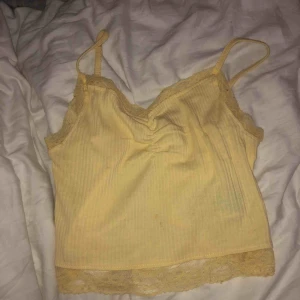  - Spetshund från newyorkee fint skick men har en liten fläck men syns knappt när tröjan är på!