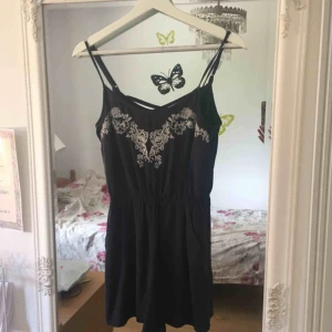  - Supersöt playsuit i storlek 34 🌸 