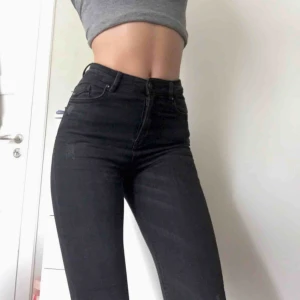  - Sköna svarta jeans med dekorationsslitningar från Pull&bear i super skick! 🌟