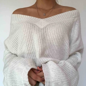  - Mysigaste vita stickade tröjan någonsin! Oversized vilket gör den ännu mysigare. Passar alla storlekar mellan XS-L, beror på hur tight man vill ha den. Frakt ingår i priset