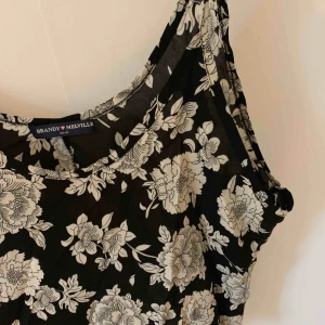  - Säljer min fina topp från Brandy Melville pga kommer tyvärr ej till användning. Fint skick!