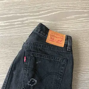 Tuff levi’s kjol med slitningar. Köpt förra året och inprincip oanvänd. Ordinarie pris 500 kr. Köpare står för frakt 60 kr.